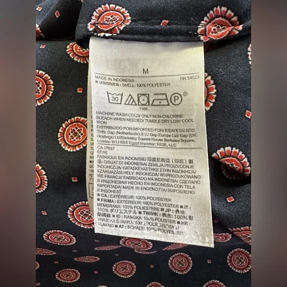 ✅ 3 for $25 - Banana Republic Navy Blue and Red Patterned Blouse with ruffle - Picture 9 of 11